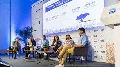 מושב בנושא תקומת הנגב המערבי, בהנחיית עמיאל ירחי: דגנית סנקר לנגה, ראש מערך אדם וקהילה, מנהלת תקומה, מיכל עוזיהו-פלג, ראש המועצה האזורית אשכול, אלון דוידי, ראש עיריית שדרות, שירי ארדיטי נחום, שותפה מייסדת של תנועת "עתיד לעוטף", ד"ר שרה עברון, מזכ"לית הקיבוץ הדתי וחברת קיבוץ סעד בוועידת בן גוריון בנגב 2. | לירון מולדובן מושב בנושא תקומת הנגב המערבי, בהנחיית עמיאל ירחי: דגנית סנקר לנגה, ראש מערך אדם וקהילה, מנהלת תקומה, מיכל עוזיהו-פלג, ראש המועצה האזורית אשכול, אלון דוידי, ראש עיריית שדרות, שירי ארדיטי נחום, שותפה מייסדת של תנועת "עתיד לעוטף", ד"ר שרה עברון, מזכ"לית הקיבוץ הדתי וחברת קיבוץ סעד בוועידת בן גוריון בנגב 2. | לירון מולדובן