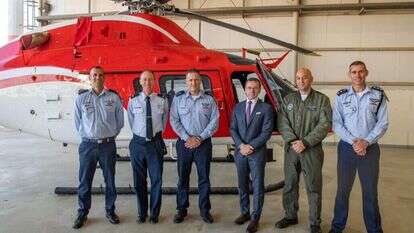 נציגי חיל האוויר הישראלי ועמיתיהם ליד המסוק החדש. | דובר צה"ל