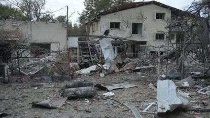 תוצאות פגיעה ישירה של חיזבאללה במושב במרכז הארץ. | אריק מרמור, פלאש 90