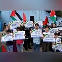 ילדים מפגינים מחוץ למטה אונר"א בביירות, ספטמבר 2024. | EPA