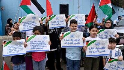 ילדים מפגינים מחוץ למטה אונר"א בביירות, ספטמבר 2024. | EPA