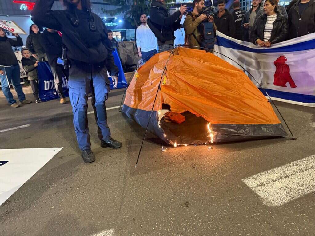 "אתם שורפים את הבתים שלנו". הפגנה נגד הסכם הפסקת האש עם לבנון. | מטה נלחמים על הצפון