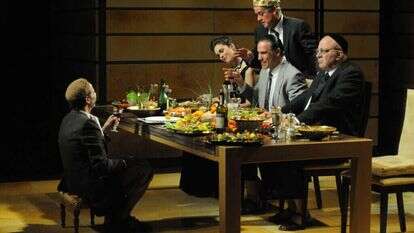 אחאב, איזבל ונבות היזרעאלי בסצנה מתוך המחזה "אוכלים" מאת יעקב שבתאי שהוצג בתיאטרון החאן ב־2011. | גדי דגון