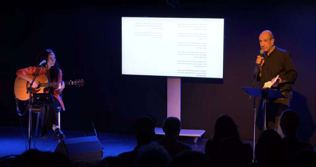 "יש בינינו 'סחר בבני אדם'". המשורר רוני סומק בהשקת הספר "הרצון". | רחלי שור