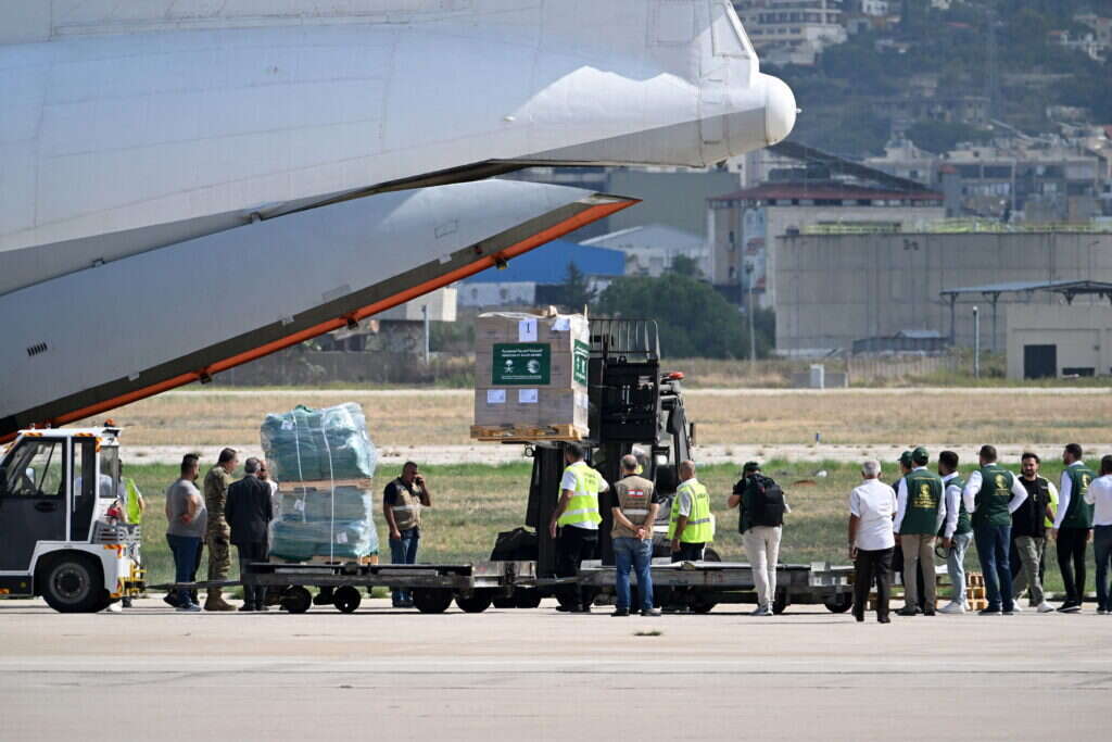 פריקת סיוע הומניטרי מסעודיה בשדה התעופה בביירות. | EPA