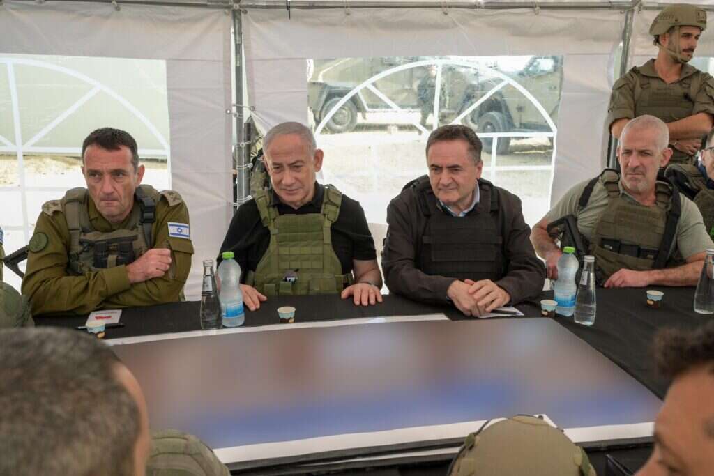 ראש הממשלה בנימין נתניהו, שר הביטחון ישראל כץ והרמטכ"ל הרצי הלוי במסדרון נצרים. | מעיין טואף - לע״מ