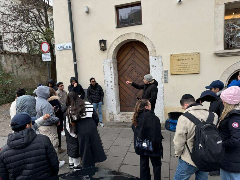 "הם התגברו על אינספור מחסומים כדי להצטרף לטוב". ביקור המשלחת ברובע היהודי בקרקוב. | Yoni Collins - Sharaka