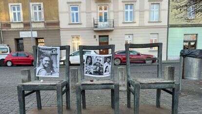 תמונות החטופים על האנדרטה בכיכר. | Yoni Collins - Sharaka