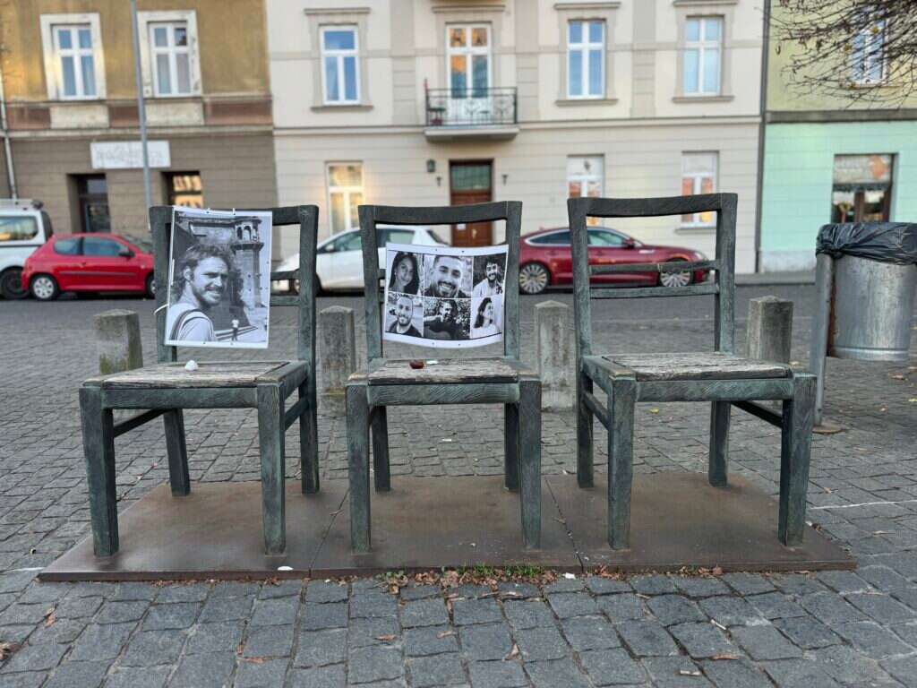תמונות החטופים על האנדרטה בכיכר. | Yoni Collins - Sharaka