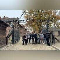 "עמי האזור מוכנים להקשיב לסיפור שלי. זאת תחילתו של תיקון עולמי". חברי המשלחת באושוויץ. | Yoni Collins - Sharaka