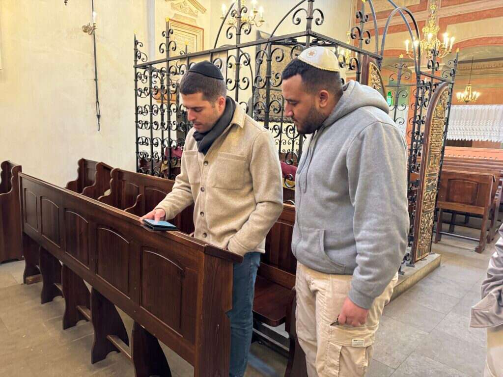 "לאנשים במרוקו קשה לדבר על יהודים ועל ישראל". הודה עם ליאון וינטרוב. | Yoni Collins - Sharaka