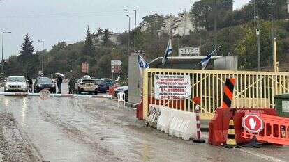 המושבה סגורה. שער הכניסה למטולה. | אריאל שנבל המושבה סגורה. שער הכניסה למטולה. | אריאל שנבל
