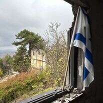 התושבים הלבנונים כבר חוזרים. נופי לבנון מתוך בתי מנרה הפגועים. | אריאל שנבל