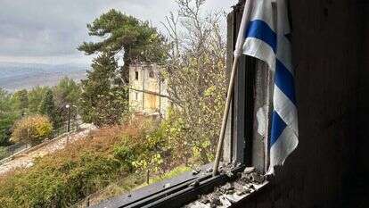 התושבים הלבנונים כבר חוזרים. נופי לבנון מתוך בתי מנרה הפגועים. | אריאל שנבל