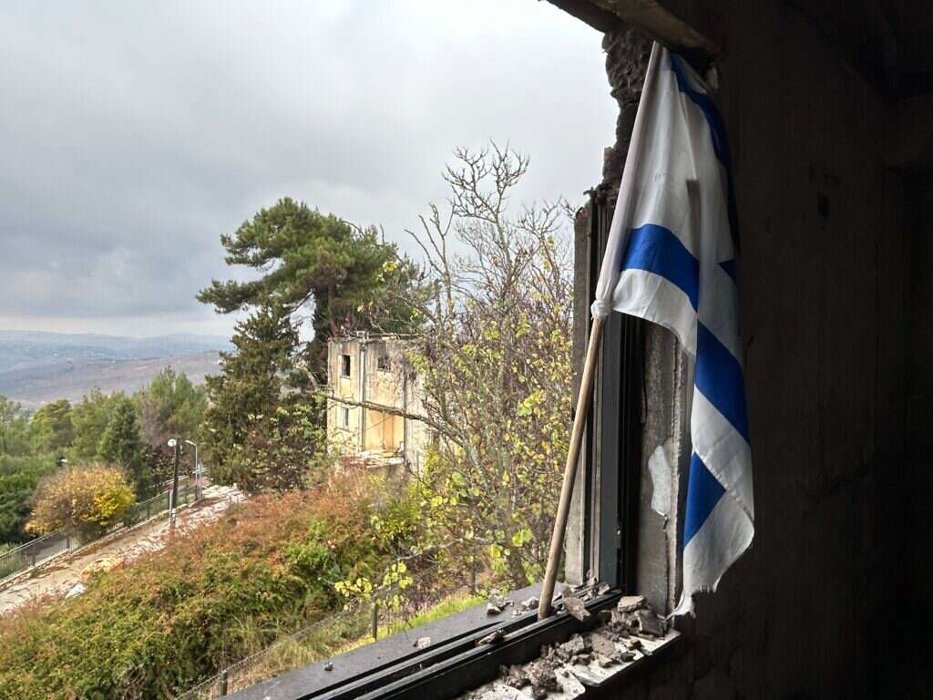 התושבים הלבנונים כבר חוזרים. נופי לבנון מתוך בתי מנרה הפגועים. | אריאל שנבל התושבים הלבנונים כבר חוזרים. נופי לבנון מתוך בתי מנרה הפגועים. | אריאל שנבל