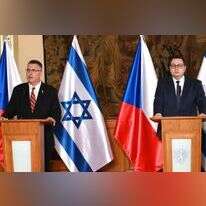 סער עם שר החוץ הצ'כי יאן ליפבסקי. | שלו מן