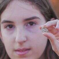 הקמיע שעליו סימן העקרב בידה של דפנה פילשטיינר בת ה-12. | אמיל אלג'ם, רשות העתיקות