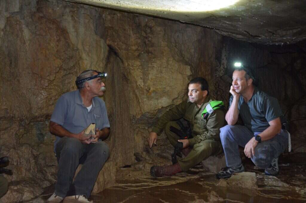ז'אבו במנהרת המים בביתין, עם מפקד אוגדת איו"ש דאז ערן ניב ומאיר רוטר. | באדיבות מאיר רוטר