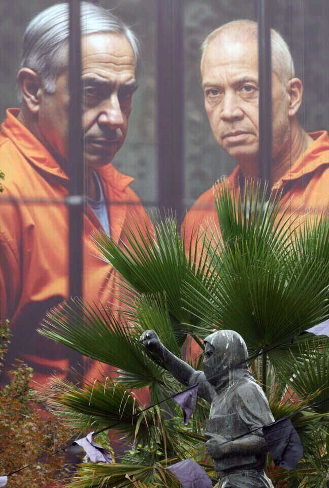 שלט חוצות אנטי-ישראלי בטהרן, המציג את ראש הממשלה בנימין נתניהו ואת שר הביטחון לשעבר יואב גלנט כאסירים מאחורי סורגים, בעקבות צווי המעצר נגדם של בית הדין בפלילי הבינלאומי. | EPA/ABEDIN TAHERKENAREH