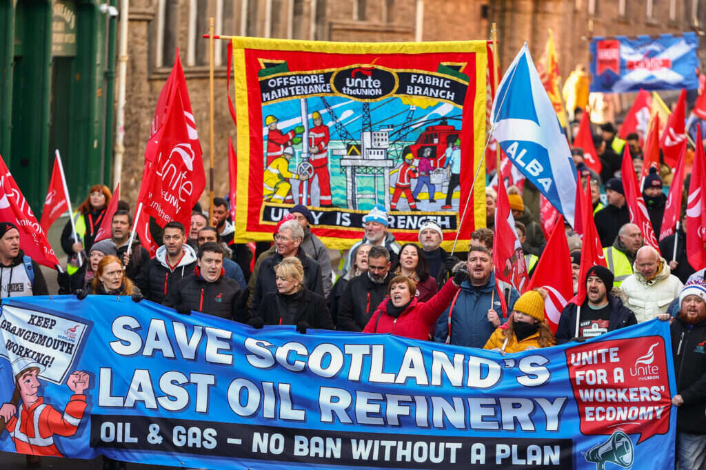 ארגוני שמאל מפגינים למען דלקים מאובנים: פועלים ואנשי איגודי עובדים מחו אתמול באדינבורו שבסקוטלנד נגד סגירת
בית הזיקוק גרנג'מאות'. איגוד העובדים יונייט, המייצג עובדים בבריטניה ובאירלנד, קרא להפגין מול בית הנבחרים הסקוטי
כדי למחות על סגירת בית הזיקוק היחיד במדינה. החברה המפעילה את המתקן, פטרוינאוס, קבעה שהפעלת המתקן אינה
רווחית עוד, והיא מתכננת לסגור אותו בקיץ הקרוב ולפטר כ־400 איש | גטי ארגוני שמאל מפגינים למען דלקים מאובנים: פועלים ואנשי איגודי עובדים מחו אתמול באדינבורו שבסקוטלנד נגד סגירת
בית הזיקוק גרנג'מאות'. איגוד העובדים יונייט, המייצג עובדים בבריטניה ובאירלנד, קרא להפגין מול בית הנבחרים הסקוטי
כדי למחות על סגירת בית הזיקוק היחיד במדינה. החברה המפעילה את המתקן, פטרוינאוס, קבעה שהפעלת המתקן אינה
רווחית עוד, והיא מתכננת לסגור אותו בקיץ הקרוב ולפטר כ־400 איש | גטי