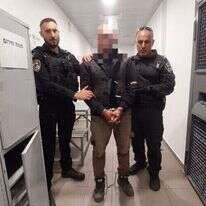 הסייען לאחר מעצרו. | דוברות המשטרה