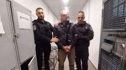 הסייען לאחר מעצרו. | דוברות המשטרה