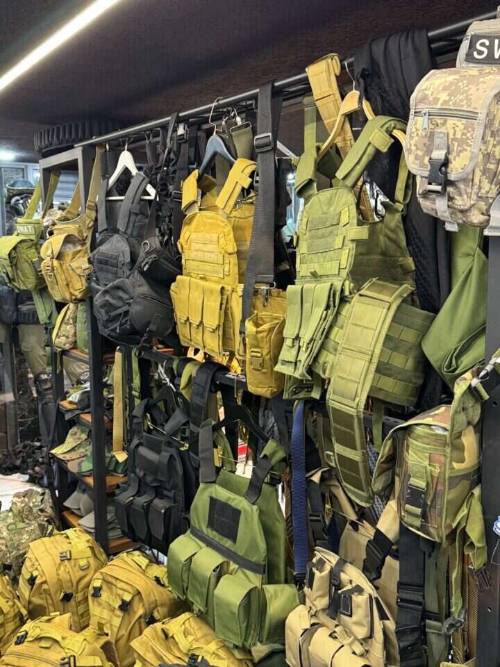 חלק מהאמל"ח שנמצא בחנות. | דוברות המשטרה