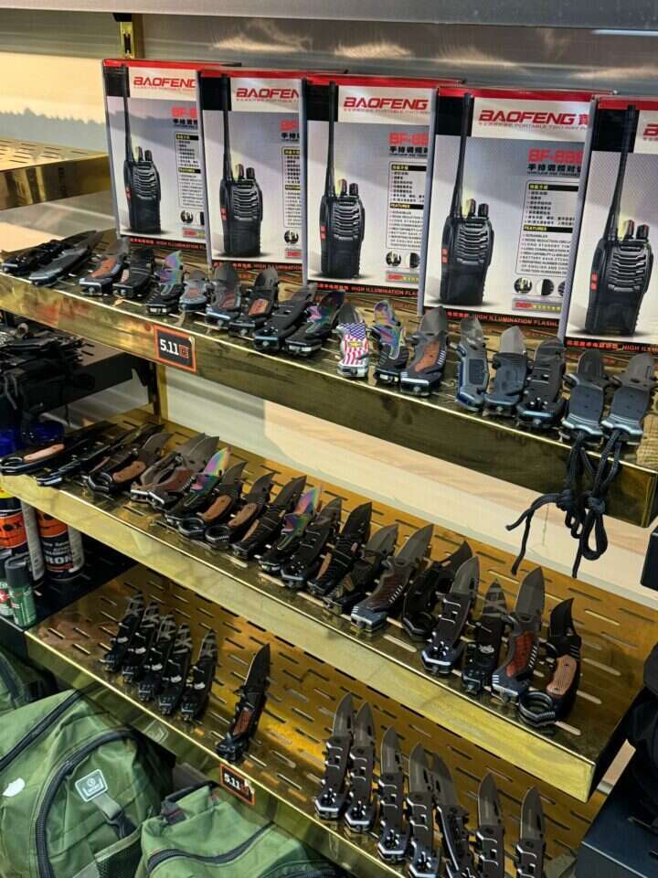 חלק מהאמל"ח שנמצא בחנות. | דוברות המשטרה