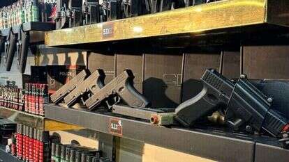 חלק מהאמל"ח שנמצא בחנות. | דוברות המשטרה