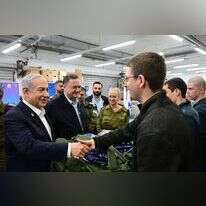 ראש המממשלה ושר הביטחון בבקו"ם עם לוחמי שיריון. | עמוס בן גרשום -לע״מ