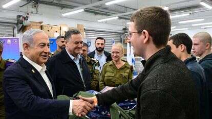 ראש המממשלה ושר הביטחון בבקו"ם עם לוחמי שיריון. | עמוס בן גרשום -לע״מ ראש המממשלה ושר הביטחון בבקו"ם עם לוחמי שיריון. | עמוס בן גרשום -לע״מ