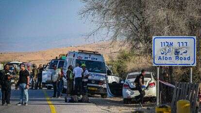 כוחות הביטחון בזירת הפיגוע בבקעת הירדן. | מיכאל גלעדי - פלאש 90 כוחות הביטחון בזירת הפיגוע בבקעת הירדן. | מיכאל גלעדי - פלאש 90