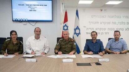 מעמד החתימה על ההסכם.  באדיבות דובר צה"ל