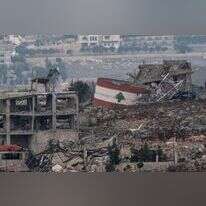 דגל לבנון על רקע ההריסות בכפר בדרום המדינה. | EPA