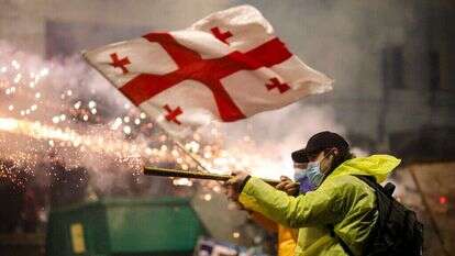 תומכי האופוזיציה בגיאורגיה יורים זיקוקים על בניין הפרלמנט. | EPA תומכי האופוזיציה בגיאורגיה יורים זיקוקים על בניין הפרלמנט. | EPA