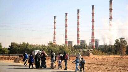 אזרחים סורים נמלטים מחלב לאחר שכוחות המורדים השתלטו עליה. | AFP