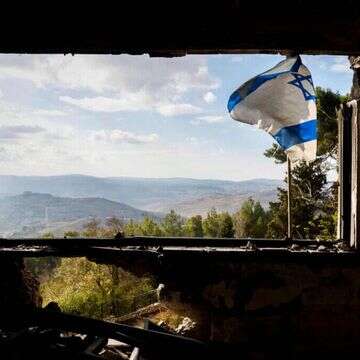 דגל ישראל על בית שניזוק מתקיפות חיזבאללה במנרה שבצפון. | AFP
