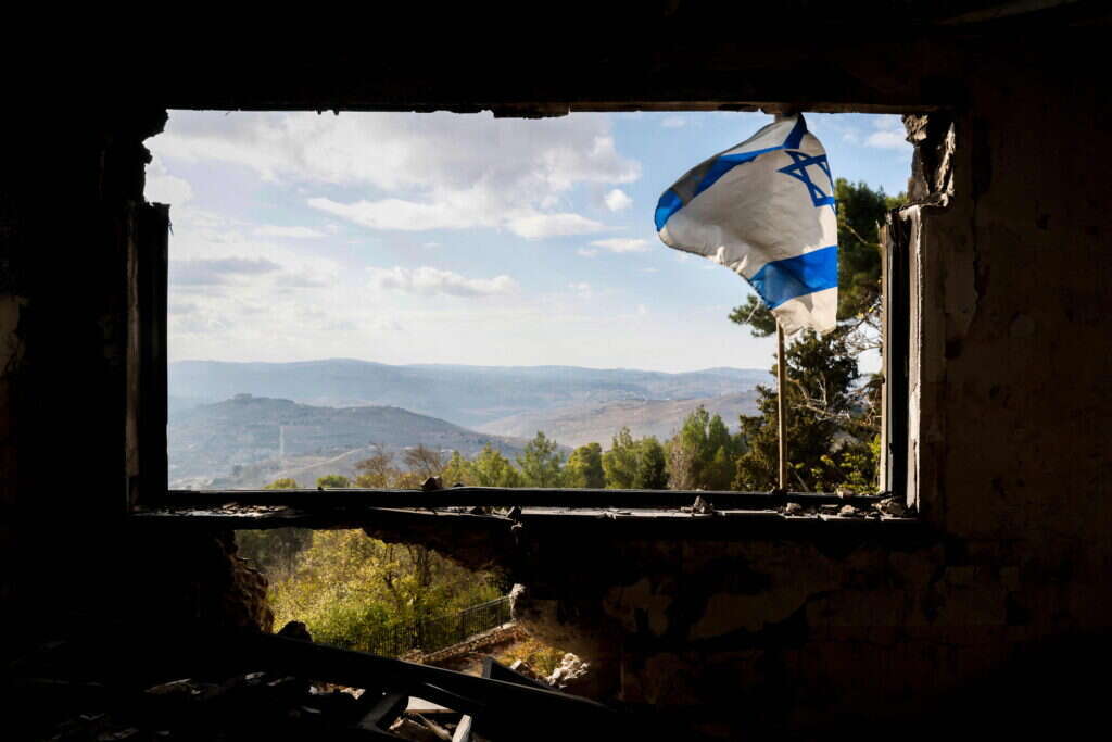 דגל ישראל על בית שניזוק מתקיפות חיזבאללה במנרה שבצפון. | AFP