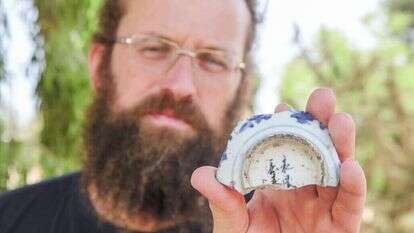 מיכאל טשרנין מרשות העתיקות עם הכתובת שנמצאה. | אמיל אלג'ם, רשות העתיקות