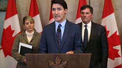 ראש ממשלת קנדה ג'סטין טרודו, לצד השרים מלאני ג'ולי ודומיניק לבלנק. | Dave Chan / AFP