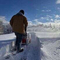 אדם מפלס שלג בצפון מערב מדינת ניו יורק. | AP Photo/Cara Anna