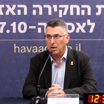 שר החוץ גדעון סער מעיד בפני ועדת החקירה האזרחית (לפני שמונה לתפקידו). | מסך מיוטיוב