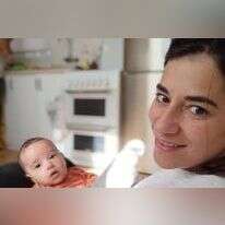 מוריאל אינדק יחד עם בנה. | דוברות הדסה