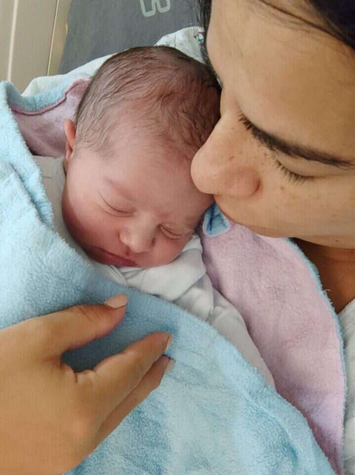 מוריאל אינדק יחד עם בנה. | דוברות הדסה