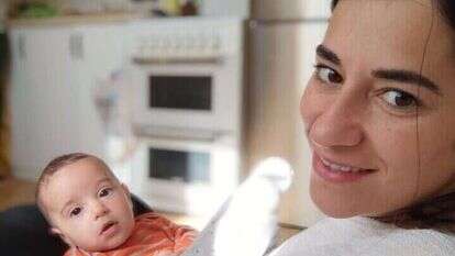 מוריאל אינדק יחד עם בנה. | דוברות הדסה