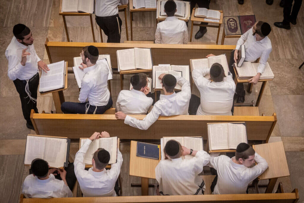 "בשביל תלמיד בפוניבז' או במיר, להתגייס זה כמו שמישהו יבוא ויגיד לו 'סע לטיבט'". | חיים גולדברג, פלאש 90 "בשביל תלמיד בפוניבז' או במיר, להתגייס זה כמו שמישהו יבוא ויגיד לו 'סע לטיבט'". | חיים גולדברג, פלאש 90