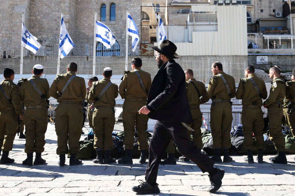 "רבים נחשפו לסרטונים של החיילים הצדיקים שנפלו, ויודעים שהם חיים בסיסמאות ריקות". | נתי שוחט, פלאש 90 "רבים נחשפו לסרטונים של החיילים הצדיקים שנפלו, ויודעים שהם חיים בסיסמאות ריקות". | נתי שוחט, פלאש 90