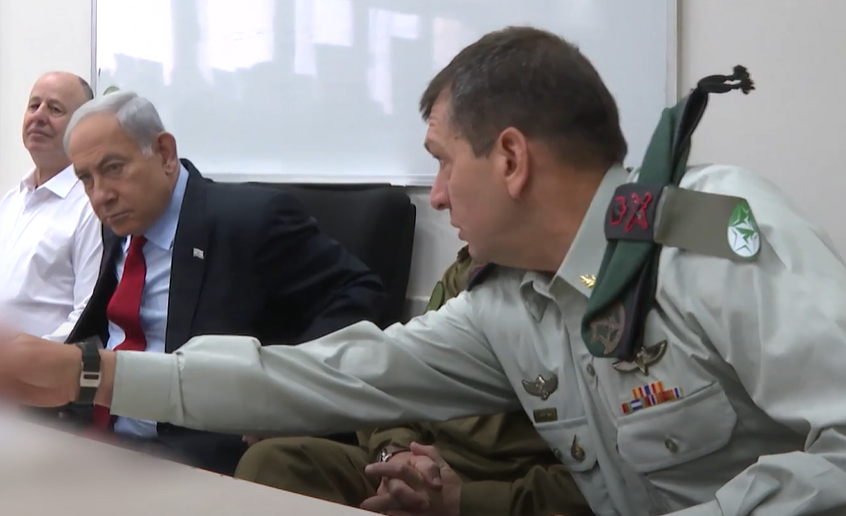 ראש אמ"ן לשעבר אהרון חליוה עם רה"מ נתניהו וראש המל"ל הנגבי. | משרד רה"מ