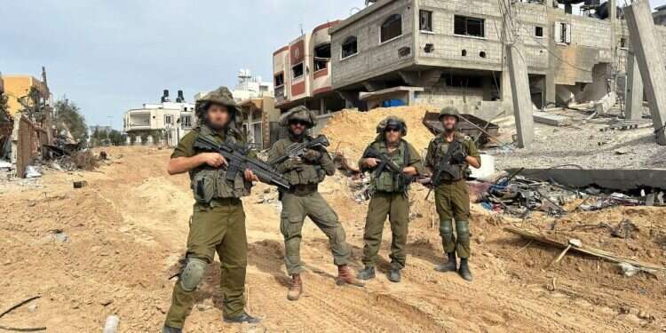 מילואימניקים בבית־חאנון, בתחילת החורף. | אורלי גולדקלנג