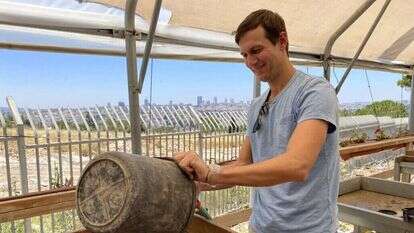 ג'ארד קושנר מסנן עפר בעיר דוד. | יצחק דביר